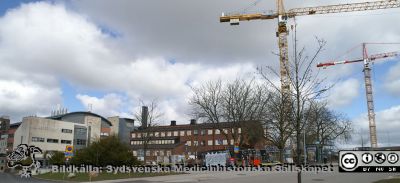 Forum Medicum har just börjat byggas i Lund, våren 2021
Forum Medicum har just börjat byggas på tomten mellan gamla vattentornet i Lund och Biomedicinskt Centrum (BMC). Wallenberg Neurocentrum till vänster och den förra fysiologiska institution från 1950-talet i bildens mitt. I slutet på 1900-talet satt medicinska fakultetens administration i huset.
Nyckelord: Lunds universitet;Medicinska fakulteten;Wallenberg Neurocentrum;BMC;Sölvegatan