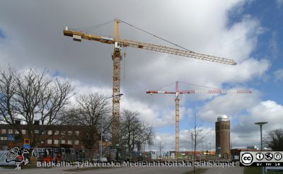 Forum Medicum har just börjat byggas i Lund, våren 2021
Forum Medicum har just börjat byggas på tomten mellan gamla vattentornet i Lund och Biomedicinskt Centrum (BMC). Den förra fysiologiska institution från 1950-talet ses i bildens mitt. I slutet på 1900-talet satt medicinska fakultetens administration i huset. Till höger gamla vattentornet och astronomiska institutionen. Foto 2021-04-10.
Nyckelord: Fysiologisk institution;Vattentorn;Medicinska fakulteten;Lunds universitet;Astronomisk institution