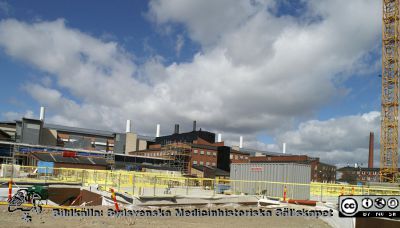 Forum Medicum har just börjat byggas, våren 2021
Forum Medicum har just börjat byggas på tomten mellan gamla vattentornet i Lund och Biomedicinskt Centrum (BMC). I fonden  Biomedicinskt Centrum (BMC) från slutet av 1900-talet. Foto från Sölvegatan 2021-04-10 genom en av de stora grindarna till arbetsplasen.
Nyckelord: USiL;Lasarettet i Lund;Medicinska fakulteten;Lunds universitet;Bygge;Sölvegatan