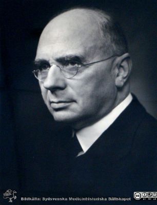 Viktor Wigert (1880 - 1942)
Professor i psykiatri i Lund 1923 - 1929. Foto på psykiatriska kliniken i Lund av Jaeger.
Nyckelord: Lasarettet;Lund;Universitetssjukhuset;USiL;Psykiatrisk;Klinik