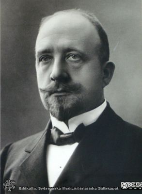 Överläkare Teodor Nerander
Teodor Nerander (1856 - 1933), överläkare  i psykiatri i Lund 1902 - 1922. Foto på psykiatriska kliniken i Lund av  Per Bagge.
Nyckelord: Lasarettet;Lund;Universitetssjukhuset;USiL;Psykiatriska;Kliniken