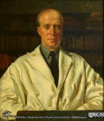 Henrik Sjöbring (1879 - 1956), professor i psykiatri i Lund
Efter porträtt av Jonas Eck... (svårtolkad signatur) 1939 på psykiatriska kliniken i Lund.
Nyckelord: Lasarettet;Lund;Universitetssjukhuset;USiL;Psykiatriska;Kliniken