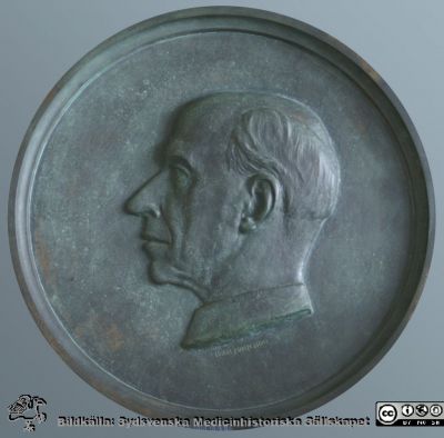 Henrik Sjöbring (1879 - 1956), professor i psykiatri i Lund
Medaljong i brons gjord av Ivar Johnsson, på psykiatriska kliniken i Lund.
Nyckelord: Lasarettet;Lund;Universitetssjukhuset;USiL;Personalrum;Kliniken
