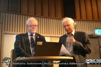 Lars Lidgren till vänster och revisor Per Nettelbladt under SMHS' årsmöte den 24/4 2017.
Herrarna ser bistra ut, men revisorerna hade inga signifikanta anmärkningar och styrelsen beviljades med acklamation full ansvarsfrihet.
