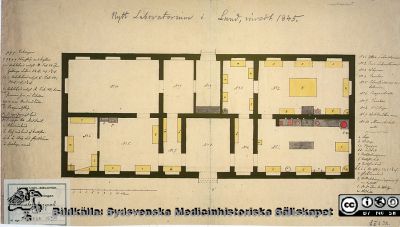 Inredningsritning för kemiskt laboratorium i den s.k. domkyrkoladan i Lund 1845. 
Inredningsritning för kemiskt laboratorium i den s.k. domkyrkoladan i Lund 1845. Huset revs samma år i och med att det kemiska laboratoriet flyttades till det nybyggda huset i norra änden på Sandgatan, sedermera biskopshus. Ritningen kan inte gälla för det huset. Det är okänt varför det gjordes en inredningsritning för ett hus som var rivningsfärdigt. Bildkälla: Fredrik Tersmeden, Arkivcentrum Syd.
Nyckelord: Kemi;Laboratorium;Domkyrkan;Lunds universitet