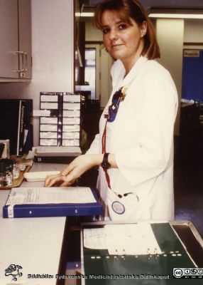 Ortopediska kliniken i Lund 1986. Avdelning 1. Susanne Widén Åseskog. 
Från ortoped klin album 01, Lund. Fotograf Berit Jakobsson.  1986. Ortopeden avdelning 1. Susanne Widén-Åseskog. Sjukdköterska
Nyckelord: Lund;Universitetssjukhus;USiL;Kliniker;Ortopedi;Personal;Suksjsköterska