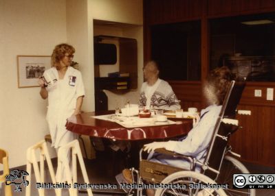 Ortopediska kliniken i Lund 1986. Ortopeden avdelning 1. Undersköterskan Agneta Larsson och patienter
Från ortoped klin album 01, Lund. Fotograf Berit Jakobsson.  1986. Ortopeden avdelning 1. Undersköterskan Agneta Larsson.
Nyckelord: Lund;Universitetssjukhus;USiL;Kliniker;Ortopediska;Personal;Suksjsköterskor