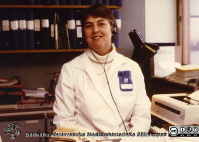 Ortopediska kliniken i Lund 1986. Christina Agnani, sekreterare
Från ortoped klin album 01, Lund. Fotograf Berit Jakobsson.  1986. Christina Agnani, sekreterare
Nyckelord: Lund;Universitetssjukhus;USiL;Kliniker;Ortopedi;Personal;Läkarsekreterare