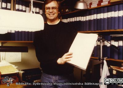 Ortopediska kliniken i Lund 1986. Docent Hans Wingstrand 
Från ortoped klin album 01, Lund. Fotograf Berit Jakobsson.  1986. Docent Hans Wingstrand i ortopediska klinikens bibliotek på plan 8.
Nyckelord: Lund;Universitetssjukhus;USiL;Kliniker;Ortopedi;Personal;Läkare;Docenter