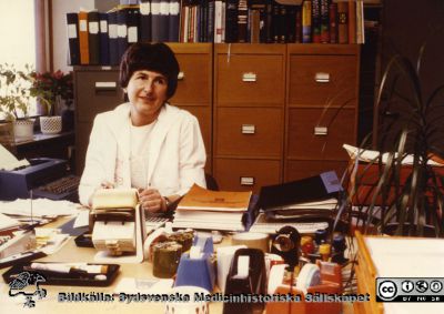 Ortopediska kliniken i Lund 1986. Forskningsadministratör Gun Britt Nyberg.
Från ortoped klin album 01, Lund. Fotograf Berit Jakobsson.  1986. Forskningsadministratör Gun Britt Nyberg.
Nyckelord: Lund;Universitetssjukhus;USiL;Kliniker;Ortopedi;Personal;Administratör