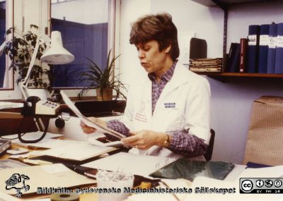 Ortopediska kliniken i Lund 1986. Marianne Johansson, sekreterare.
Från ortoped klin album 01, Lund. Fotograf Berit Jakobsson. 1986. Marianne Johansson, ortopeden 1. Sekreterare.
Nyckelord: Lund;Universitetssjukhus;USiL;Kliniker;Ortopedi;Personal;Läkarsekreterare