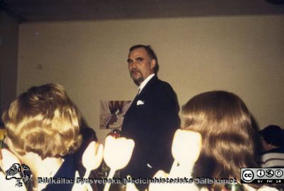 Ortopediska kliniken i Lund  1975  Docent Håkan Brattström stående.
Från ortoped klin album 01, Lund. Fotograf Berit Jakobsson. 1975 Ortopeden avd. 1. Docent Håkan Brattström stående.
Nyckelord: Lund;Universitetssjukhus;USiL;Kliniker;Ortopedi;Personal;Läkare