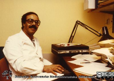 Ortopediska kliniken i Lund  1986. Achmed NN, besökande läkare från medelhavsland.
Från ortoped klin album 01, Lund. Fotograf Berit Jakobsson.  1986. Achmed NN, besökande läkare från medelhavsland.
Nyckelord: Lund;Universitetssjukhus;USiL;Kliniker;Ortopedi;Läkare