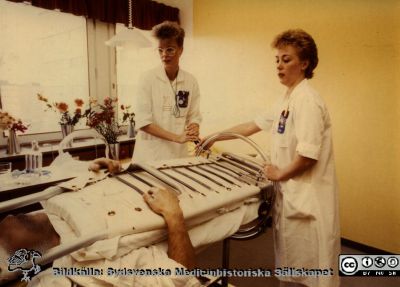 Ortopediska kliniken i Lund 1986. Ortopeden avdelning 11. Patient i en vändbar s.k. Strykerbädd.
Från ortoped klin album 01, Lund. Fotograf Berit Jakobsson.  1986. Ortopeden avdelning 11. Patient i en vändbar s.k. Strykerbädd.
Nyckelord: Lund;Universitetssjukhus;USiL;Kliniker;Ortopedi;Personal;Sjuksköterskor;Patienter;Strykerbädd;Vändsäng