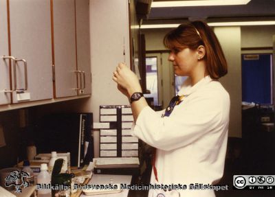 Ortopediska kliniken i Lund 1986. Avdelning 11. Susanne Widén Åseskog. 
Från ortoped klin album 01, Lund. Fotograf Berit Jakobsson.  1986. Ortopeden avdelning 11. Susanne Widén Åseskog. 
Nyckelord: Lund;Universitetssjukhus;USiL;Kliniker;Ortopedi;Personal;Sjuksköterskor