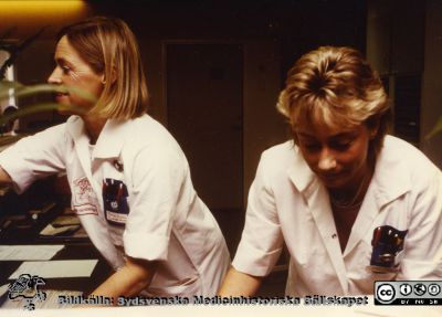 Ortopediska kliniken i Lund  1986. Ortopeden avdelning 10. Sjuksköterskorna Karin Hylén coh Carin Green
Från ortoped klin album 01, Lund. Fotograf Berit Jakobsson.  1986. Ortopeden avdelning 10. Sjuksköterskorna Karin Hylén och Carin Green.
Nyckelord: Lund;Universitetssjukhus;USiL;Kliniker;Ortopedi;Personal;Sköterskor