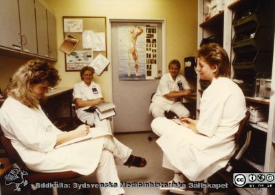 Ortopediska kliniken i Lund 1986. Ortopeden avdelning 11.
Från ortoped klin album 01, Lund. Fotograf Berit Jakobsson.  1986. Ortopeden avdelning 11.
Nyckelord: Lund;Universitetssjukhus;USiL;Kliniker;Ortopedi;Personal;Sjuksköterskor