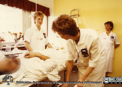 Ortopediska kliniken i Lund 1986. Ortopeden avdelning 11. Patient i en vändbar s.k. Strykerbädd.
Från ortoped klin album 01, Lund. Fotograf Berit Jakobsson.  1986. Ortopeden avdelning 11. Patient i en vändbar s.k. Strykerbädd.
Nyckelord: Lund;Universitetssjukhus;USiL;Kliniker;Ortopedi;Personal;Patient;Vårdrum;Sjuksköterskor;Strykerbädd;Vändsäng;Vändbädd