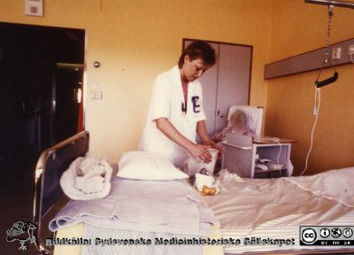 Ortopediska kliniken i Lund 1986. Ortopeden avdelning 10. udersköterskan Helen Andersson.
Från ortoped klin album 01, Lund. Fotograf Berit Jakobsson.  1986. Ortopeden avdelning 10. udersköterskan Helen Andersson.
Nyckelord: Lund;Universitetssjukhus;USiL;Kliniker;Ortopedi;Personal;Sjuksköterskor