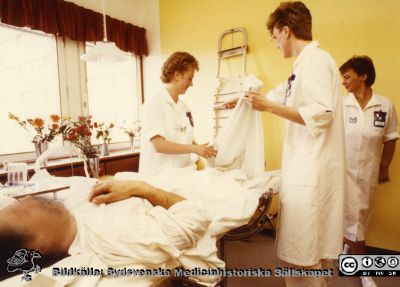 Ortopediska kliniken i Lund 1986. Ortopeden avdelning 11. Patient i en vändbar s.k. Strykerbädd.
Från ortoped klin album 01, Lund. Fotograf Berit Jakobsson.  1986. Ortopeden avdelning 11. Patient i en vändbar s.k. Strykerbädd.
Nyckelord: Lund;Universitetssjukhus;USiL;Kliniker;Ortopedi;Personal;Sjuksköterskor;Patienter;Strykerbädd;Vändbädd;Vändsäng