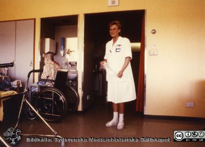 Ortopediska kliniken i Lund 1986. Ortopeden avdelning 10. Helen Andersson, undersköterska.
Från ortoped klin album 01, Lund. Fotograf Berit Jakobsson.  1986. Ortopeden avdelning 10. Helen Andersson, undersköterska.
Nyckelord: Lund;Universitetssjukhus;USiL;Kliniker;Ortopedi;Personal;Undersköterskor