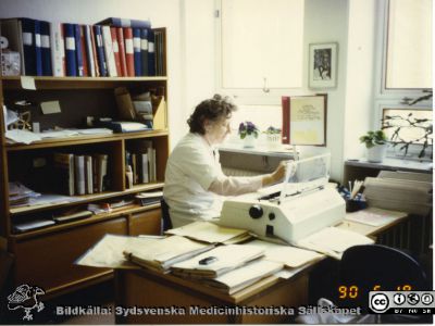 Ortopediska kliniken i Lund 1990. Sekreterare Margit Kristiansson
Från ortoped klin album 01, Lund. Fotograf Berit Jakobsson. 1990. Sekreterare Margit Kristiansson
Nyckelord: Lund;Universitetssjukhus;USiL;Kliniker;Ortopedi;Personal;Läkarsekreterare