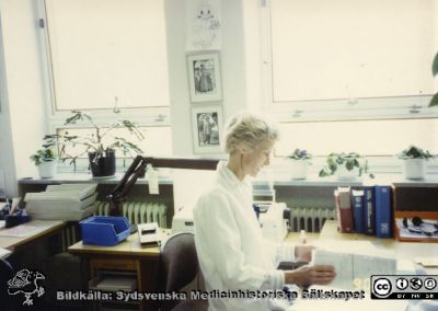 Ortopediska kliniken i Lund 1990. Sekreterare Tuula Larsson
Från ortoped klin album 01, Lund. Fotograf Berit Jakobsson. 1990. Sekreterare Tuula Larsson
Nyckelord: Lund;Universitetssjukhus;USiL;Kliniker;Ortopedi;Personal;Läkarsekreterare