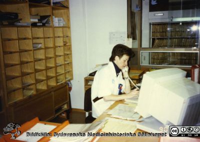 Ortopediska kliniken i Lund 1990. Sekreterare Lisbet Pettersson
Från ortoped klin album 01, Lund. Fotograf Berit Jakobsson. 1990. Sekreterare Lisbet Pettersson
Nyckelord: Lund;Universitetssjukhus;USiL;Kliniker;Ortopedi;Personal;Läkarsekreterare