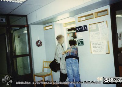 Ortopediska kliniken i Lund 1990. Kassan på ortopedens mottagning i AB-blocket.
Från ortoped klin album 01, Lund. Fotograf Berit Jakobsson. 1990. Kassan på ortopedens mottagning i AB-blocket.
Nyckelord: Lund;Universitetssjukhus;USiL;Kliniker;Ortopedi;Personal;Mottagningar