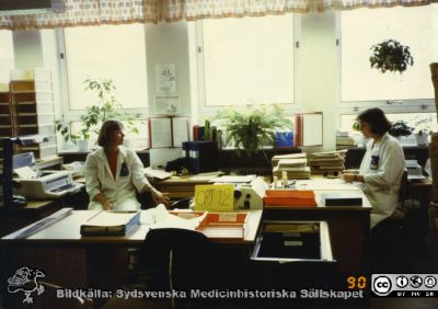 Ortopediska kliniken i Lund 1990. Anki och Lena, sekreterare
Från ortoped klin album 01, Lund. Fotograf Berit Jakobsson. 1990. Anki och Lena, sekreterare
Nyckelord: Lund;Universitetssjukhus;USiL;Kliniker;Ortopedi;Personal;Läkarsekreterare