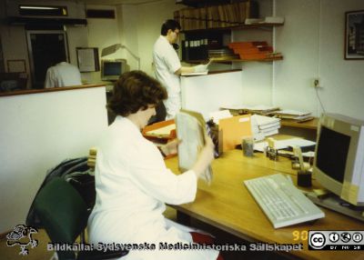 Ortopediska kliniken i Lund 1990. Sekreterare Karin Trenemark, undersköterska Anna Stina Nilsson
Från ortoped klin album 01, Lund. Fotograf Berit Jakobsson. 1990. Sekreterare Karin Trenemark, undersköterska Anna Stina Nilsson.
Nyckelord: Lund;Universitetssjukhus;USiL;Kliniker;Ortopedi;Personal;Läkarsekreterare