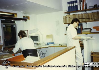 Ortopediska kliniken i Lund 1990. Sekreterare Christel Duck, undersköterska Anna Stina Nilsson
Från ortoped klin album 01, Lund. Fotograf Berit Jakobsson. 1990. Sekreterare Christel Duck, undersköterska Anna Stina Nilsson
Nyckelord: Lund;Universitetssjukhus;USiL;Kliniker;Ortopedi;Personal;Läkarsekreterare;Undersköterskor