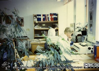 Ortopediska kliniken i Lund 1990. Sekreterarna Margit Kristiansson, Tuula Larsson
Från ortoped klin album 01, Lund. Fotograf Berit Jakobsson. 1990. Sekreterarna Margit Kristiansson, Tuula Larsson
Nyckelord: Lund;Universitetssjukhus;USiL;Kliniker;Ortopedi;Personal;Läkarsekreterare