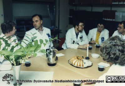 Ortopediska kliniken i Lund 1987. Samkväm när Håkan Brattström pensionerades.
Från ortoped klin album 01, Lund. Fotograf Berit Jakobsson.  1987.  Samkväm när docent Håkan brattström pensionerades. Vårdadministratör Berik Jakobsson, docent (senare professor) Lars Lidgren, ortopederna Christer Sollerman, Sylvia Resch och Lars Ture Nilsson.
Nyckelord: Läkare;Lund;Universitetssjukhus;USiL;Ortopediska;Kliniker;Docenter;Professorer;Fest;Avtackning