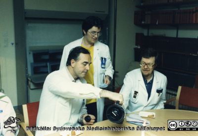 Ortopediska kliniken i Lund 1987. Samkväm när sjukgymnasten Aina Karlsson avtackas.
Från ortoped klin album 01, Lund. Fotograf Berit Jakobsson.  1987. Vid sjukgymnasten Aina Karlssons avtackning. Docent Lars Lidgren, ortopeden Sylvia Resch, handkirurgen Christer Sollerman. Kaffepaus.
Nyckelord: Lund;Universitetssjukhus;USiL;Kliniker;Ortopedi;Personal;Kaffepaus;Fest;Läkare;Professorer;Handkirurger;Ortopeder