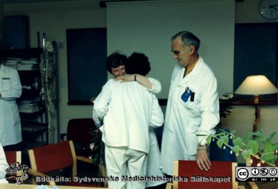 Ortopediska kliniken i Lund 1987. Sjukgymnasten Aina Karlsson avtackas.
Från ortoped klin album 01, Lund. Fotograf Berit Jakobsson. 1987. Sjukgymnasten Aina Karlsson avtackas med en kram av vårdadministratören Berit Jakobsson. Docen Håkan Brattström till höger.
Nyckelord: Lund;Universitetssjukhus;Uppvaktning;USiL;Avtackning;Personal;Fysioterapeuter;Vårdadminstratörer