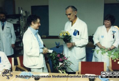 Ortopediska kliniken i Lund 1987. Sjukgymnasten Aina Karlsson avtackas.
Från ortoped klin album 01, Lund. Fotograf Berit Jakobsson. 1987. Sjukgymnasten Aina Karlsson avtackas av Håkan Brattström och Berit Jakobsson.
Nyckelord: Lund;Universitetssjukhus;USiL;Kliniker;Ortopedi;Personal;Avtackning;Fest;Fysioterapeuter;Docenter;Vårdadministratörer