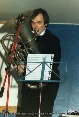 Ortopediska kliniken i Lund 1987. Julfest, Docent Göran Lundborg på tuba.
Från ortoped klin album 01, Lund. Fotograf Berit Jakobsson.  1987. Julfest, Docent Göran Lundborg på tuba.
Nyckelord: Lund;Universitetssjukhus;USiL;Kliniker;Ortopedi;Personal;Julkaffe;Fest;Musik;Tubor