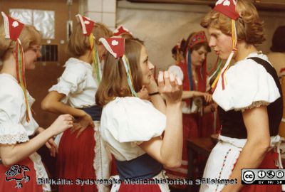 Ortopediska kliniken 1978. Julfest. Flickorna på 11:an 
Från ortoped klin album 01, Lund. Fotograf Berit Jakobsson. 1978. Julfest. Flickorna på 11:an (Ortopeden avdelning 11).
Nyckelord: Lund;Universitetssjukhus;USiL;Kliniker;Ortopedi;Personal;Julfest;Fest