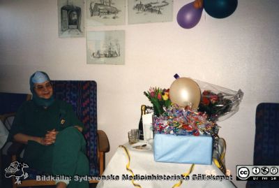 Ortopediska kliniken 1i Lund 1996. Uppvaktning av undersköterkan Ann Britt Delander på operationsavdelningen. 
Från ortoped klin album 01, Lund. Fotograf Berit Jakobsson. 1996. Ortopedens operationsavdelning. Underkösterskan Ann Britt Delander firas.
Nyckelord: Lund;Universitetssjukhus;USiL;Kliniker;Ortopedi;Personal;Uppvaktning