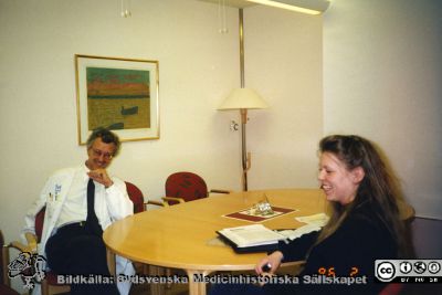 Ortopediska kliniken 1i Lund 1996. Docent Stefan Lohmander
Från ortoped klin album 01, Lund. Fotograf Berit Jakobsson.  1996. Docent Stefan Lohmander. Möte i pausrum.
Nyckelord: Lund;Universitetssjukhus;USiL;Kliniker;Ortopedi;Personal;Pausmöte.Docenter;Administratörer