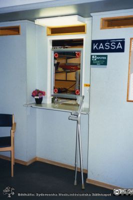 Ortopediska kliniken i Lund 1986. Ortopedens mottagning i aB-blocket, kassan.
Från ortoped klin album 01, Lund. Fotograf Berit Jakobsson. 1986. Ortopedens mottagning i aB-blocket, kassan.
Nyckelord: Lund;Universitetssjukhus;USiL;Kliniker;Ortopedi;Mottagningar