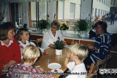 Ortopediska kliniken i Lund 1995. Invigning av ortopedens kortvårdsavdelning (måndag-fredagsvård).
Från ortoped klin album 01, Lund. Fotograf Berit Jakobsson. 1995. Invigning av ortopedens kortvårdsavdelning.undersköterskorna Isa Olsson. Ami Homel. Sjuksköterskan Gunilla Persson i bildens mitt.
Nyckelord: Lund;Universitetssjukhus;USiL;Kliniker;Ortopedi;Vård;Avdelningar;Korttidsvård;Invigning