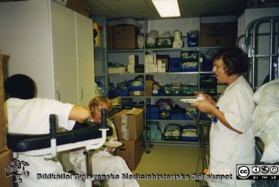 Ortopediska kliniken i Lund 1995. Invigning av ortopedens kortvårdsavdelning (måndag-fredagsvård).
Från ortoped klin album 01, Lund. Fotograf Berit Jakobsson. 1995. Invigning av ortopedens kortvårdsavdelning. Sylvia Olander, undersköterskorna Berit Östberg och Eva Persson
Nyckelord: Lund;Universitetssjukhus;USiL;Kliniker;Ortopedi;Vård;Avdelningar;Korttidsvård;Invigning