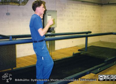 Ortopediska kliniken i Lund 1992 Studebesök på Djursjukhuset i Helsingborg. 
Från ortoped klin album 01, Lund. Fotograf Berit Jakobsson. 1992 Studebesök på Djursjukhuset i Helsingborg. Interiör därifrån.
Nyckelord: Lund;Universitetssjukhus;USiL;Kliniker;Ortopedi;Vård;Avdelningar;Djursjukhus;Studiebesök