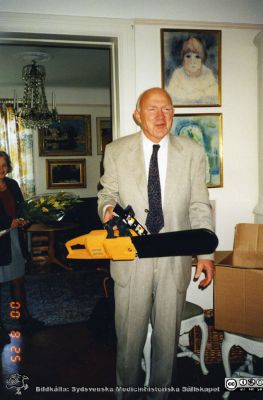 Ortopediska kliniken i Lund 2000. Docent Anders Lindstrand uppvaktas på sin 60-årsdag.
Från ortoped klin album 01, Lund. Fotograf Berit Jakobsson. 2000. Docent Anders Lindstrand uppvaktas på sin 60-årsdag.
Nyckelord: Lund;Universitetssjukhus;USiL;Kliniker;Ortopedi;Uppvaktning;Fest