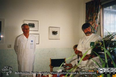 2000. Sekreterare Gun Ingvarsson och barnortopeden docent (senare professor) Gunnar Hägglund uppvaktar gipsteknikern Thorleif Strand på mottagningen 
Från ortoped klin album 01, Lund. Fotograf Berit Jakobsson. 2000. Gipstekniker på mottagningen Thorleif Strand slutar. Docenten (senare professorn) Gunnar Hägglund uppvaktar.
Nyckelord: Lund;Universitetssjukhus;USiL;Kliniker;Ortopedi;Uppvaktning;Avtackning;Gipstekniker;Läkare