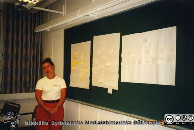 Ortopediska kliniken i Lund 2000. Kvalitetsutskottet i arbete. 
Från ortoped klin album 01, Lund. Fotograf Berit Jakobsson. 2000. Kvalitetsutskottet i arbete.
Nyckelord: Lund;Universitetssjukhus;USiL;Kliniker;Ortopedi;Kvalitetsäkring. Utbildning