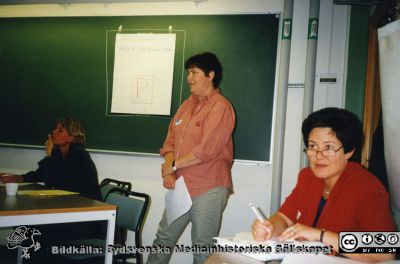 Ortopediska kliniken i Lund 2000. Kvalitetsutskottet i arbete. 
Från ortoped klin album 01, Lund. Fotograf Berit Jakobsson. 2000. Kvalitetsutskottet i arbete. Undersköterskan Gudrun Hansson och sjuksköterskan Agneta Theren.
Nyckelord: Lund;Universitetssjukhus;USiL;Kliniker;Ortopedi;Kvalitetssäkring;Utbildning;Undersköterskor;Sjuksköterskor