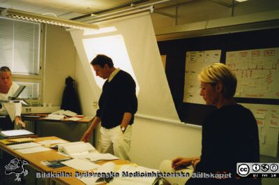 Ortopediska kliniken i Lund 2000. Kvalitetsutskottet. Ortopeden Lena Westman till höger.
Från ortoped klin album 01, Lund. Fotograf Berit Jakobsson. 2000. Kvalitetsutskottet i arbete. Utbildning. Ortopeden Lena Westman till höger.
Nyckelord: Lund;Universitetssjukhus;USiL;Kliniker;Ortopediskai;Kvalitetssäkring;Utbildning;Läkare